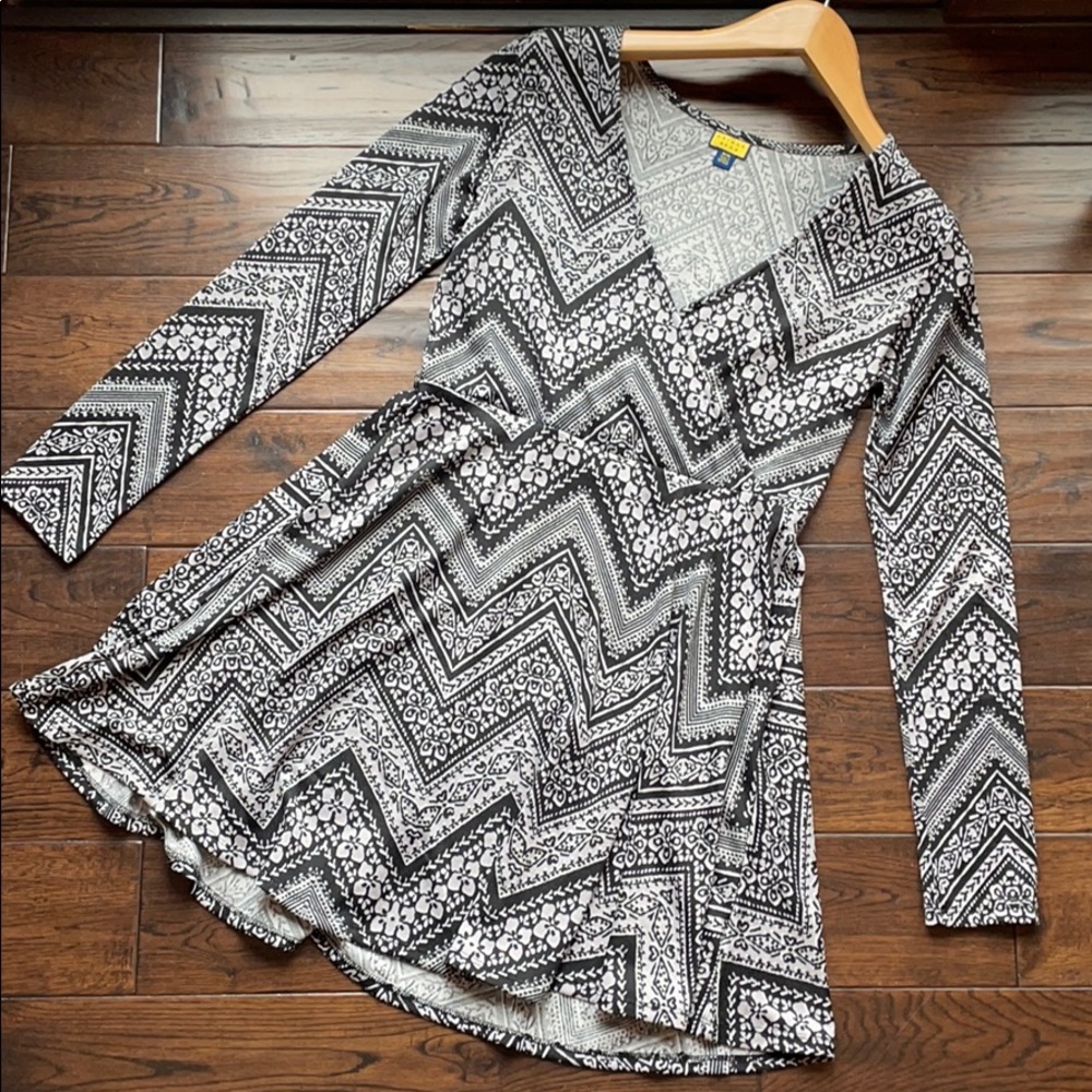 Prince & Fox floral chevron black gray v neck